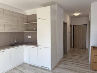 Nový priestranný 2-izb. byt s predzáhradkou a parkovaním. Za - 6