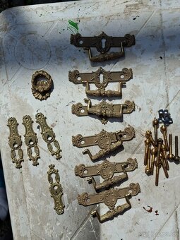 STAROŽITNÉ KOVANIA NA NÁBYTOK - 6