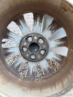 aludisky s o zimnymi pneu na vw multivan r17 roztec 5x120 - 6