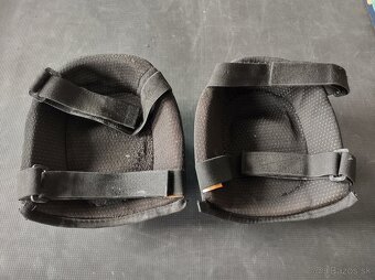 {33}  Chrániče kolien - 6