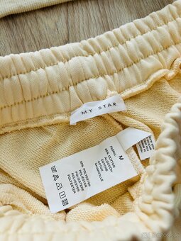 ŠTÝLOVÁ TEPLÁKOVÁ SÚPRAVA značky GREEN APPLE, PC 60 EUR - 6