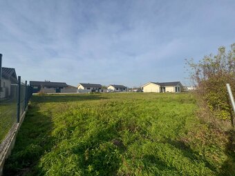 NA PREDAJ Stavebný pozemok 640 m2, obec Kvetoslavov, ul. Ma - 6