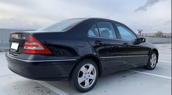 Mercedes C trieda 220 CDI Avantgarde A/T r.v.2004 - 6