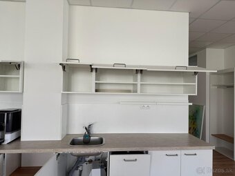 Na predaj: Biela kuchynská linka IKEA – so vstavanými spotre - 6