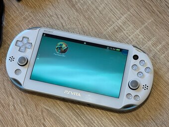 Playstation Vita slim light blue white + 8gb karta - 6