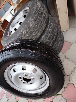 Predám pneu na diskoch 215/75r16c - 6