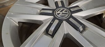 Predám 4ks originál alu disky Vw Transporter T5-6-17" - 6