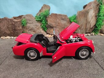 prodám model 1:18 Triumph TR3a KYOSHO - 6