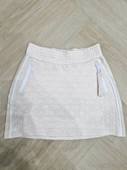 NOVE Guess logovany kremovy crop top, sukna, smotanova sukna - 6