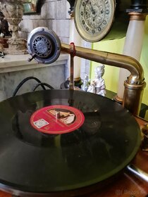 Historicky gramofon na kluku 1920 - 1930 - 6