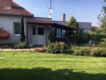 Dom s garážou na peknom rovinatom pozemku. - 6