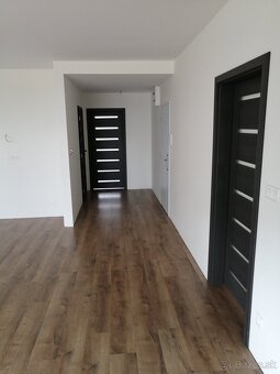 Montáž dverí a pokládka plávajucej podlahy, brúsenie parkiet - 6