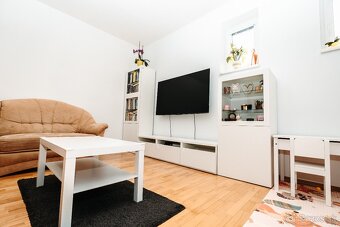 Na predaj 2i byt s loggiou a park. miestom v DNV - 6