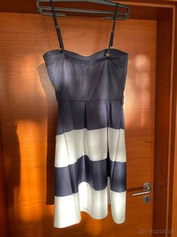 Elegantné pásikavé šaty - 6