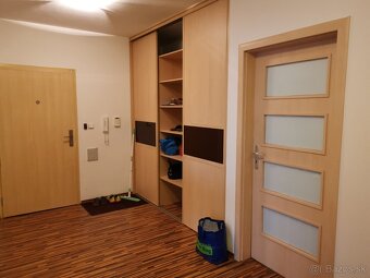 Prenájom veľkej samostatnej izby v 4i byte (dvojka) - 6