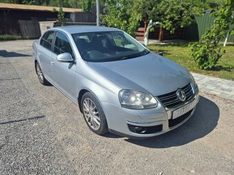 Predám dvere na Volkswagen Jetta mk5 STRIEBORNE - 6