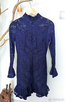 Tmavomodré čipkované kokteilové šaty Love Triangle - 6