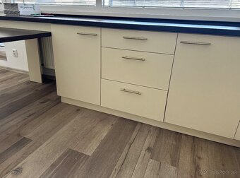 Wintage kuchynská linka so stolom a spotrebičmi, umyvadlom - 6