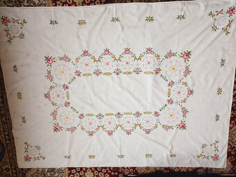 Nádherný biely bohato zdobený obrus, posiaty ružovými a žltý - 6