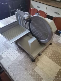 PREDAM RÔZNE PROFESIONÁLNE GASTRO NAREZOVE STROJE-KRAJAČE - 6