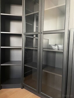 Rohová knižnica IKEA Billy so sklenými dvierkami - 6