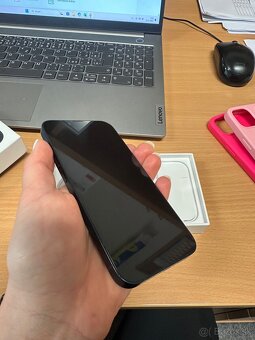 predám iPhone 13 128GB prasknuté sklo na fotoaparáte 0,5 - 6