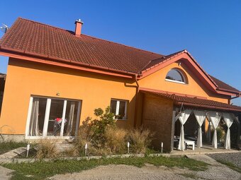 Predáme veľký dvojpodlažný dom s veľkým pozemkom - 6