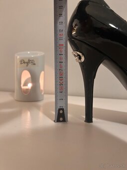 Kozene lakovane lodicky Guess vel.40 - 6