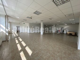 Na prenájom pekný obchodný priestor o rozlohe 250m2 v Rimav - 6