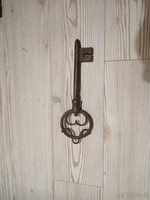 OBŘÍ STAROŽITNÝ KLUČ - 6