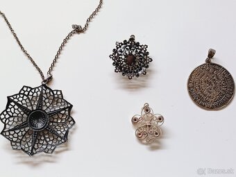 Krasne zaujimave staršie strieborne privesky - 6