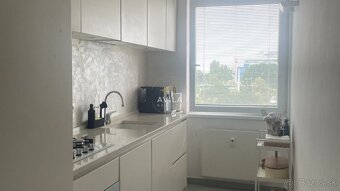 NA PREDAJ: 3izbový, kompletne zrekonštruovaný byt 65 m2 - Tr - 6