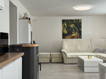 Veľký RD s bazénom v obci Petrova Ves - 2 samostatné bývania - 6