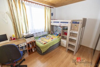 Priestranný 3-izbový byt s lodžiou a komorou, na začiatku Mo - 6