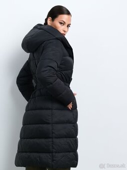 Prešívaný čierny kabát s opaskom má dvojitý zips s gombíkmi - 6