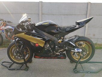 YAMAHA R6 - 6
