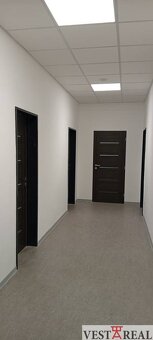 Na prenájom klimatizovaná kancelária 21,2 m2 Trnava ulica Bu - 6