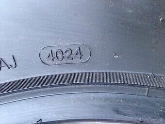 Predám zimné Pneu 215/65r16 5/6mm - 6