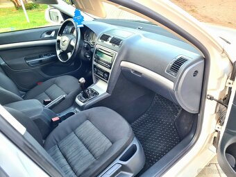 ŠKODA OCTAVIA II COMBI 1.9 TDI 77 kW ELEGANCE TOP STAV - 6