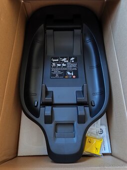 PETITE&MARS Autosedačka Core Pro i-Size Black Grey 40,87cm - 6