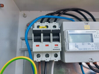 kovová elektrická rozvodná skriňa + 10x kábel 3.5 metra - 6