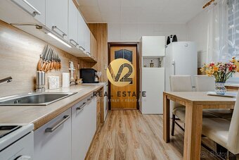 Na Predaj - priestranný 3-izbový byt (84 m²) s balkónom - Če - 6