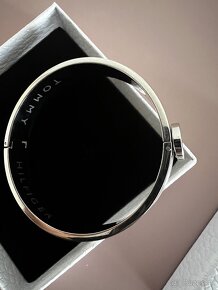 Predám Tommy hilfiger nahrdelnik plus náramok - 6
