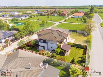 Veľkorysý 5-izbový rodinný dom s garážou len 15 minút od Bra - 6