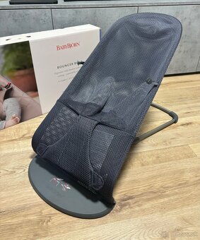 Predám BabyBjörn bouncer bliss mesh anthracite - 6