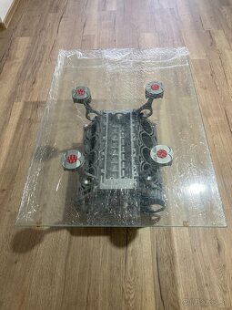 Unikátny stolík z bloku V8 - 6