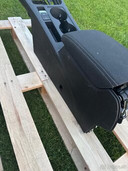 Lakťová opierka a stredový tunel Passat B8 - 6