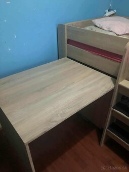 Detská vyvýšená posteľ so stolom a skrinkou. - 6