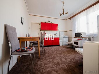 Rodinný dom s veľkým pozemkom v Košútoch – ideálny na rekonš - 6
