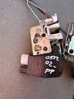 Predám zadné svetlo Nárazník Zámok dveri HONDA JAZZ 2005- - 6